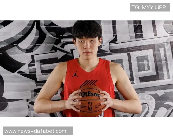 开拓者社区活动精彩瞬间杨瀚森与利拉德亲密互动回馈球迷