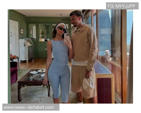 女神对决瓦尔加黑丝魅力无限胡梅尔斯女友展现完美曲线