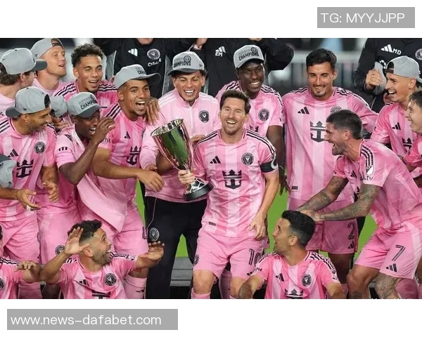 拜仁球员齐聚穆勒家中共赏MLS决赛展现团队精神