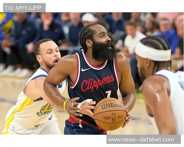 快船赢球海报曝光小卡笑容灿烂哈登背影引发球迷热议