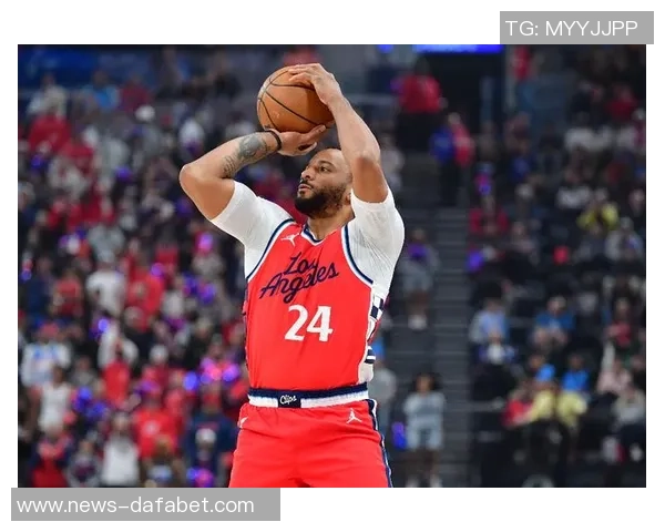 西蒙斯高效得分助力球队胜利豪泽状态低迷表现不佳 西蒙斯高效得分助力球队胜利豪泽状态低迷表现不佳